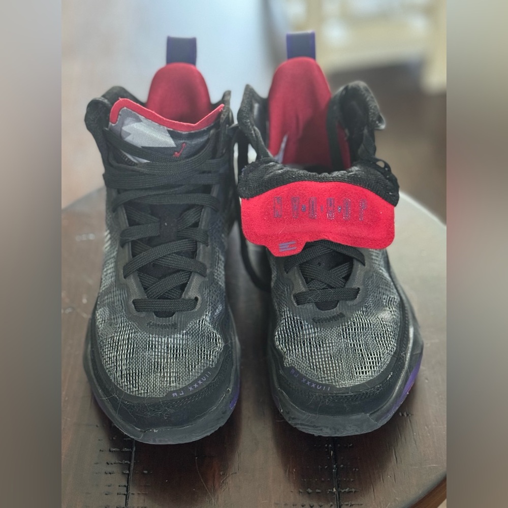 Youth Jordan’s - Picture 2 of 6